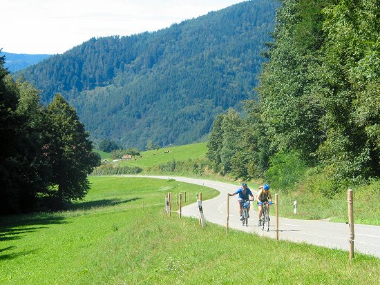 Joachim und Reinhard strampeln, w&auml;hrend Max und ich von Ernst hinaufchauffiert werden