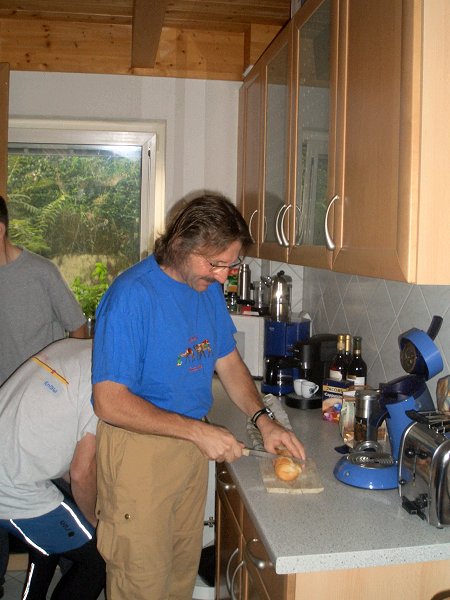 Carlo schneidet das Baguette