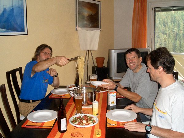 Endlich werden die Spaghetti serviert