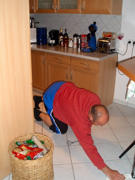 Reinhard &uuml;bt noch, Putzen statt Sport ;-)