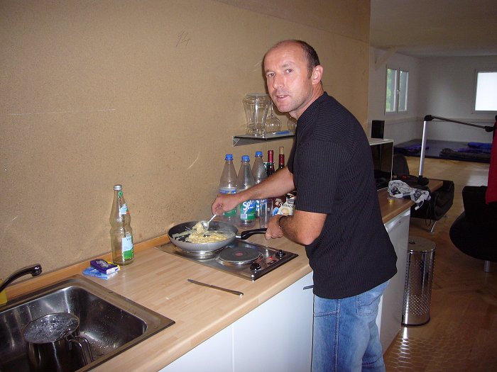 Reinhard bereitet das Fr&uuml;hst&uuml;ck zu