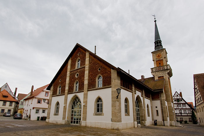 Diese Getreideschranne (sieht aus wie eine Kirche) wurde ab 1925 Feuerwehrhaus. 1990/91 wurden st&ouml;render Einbauten entfernt und der Bau restauriert.