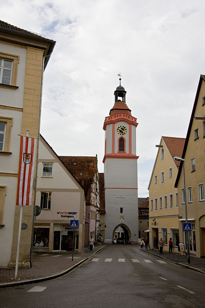 Spitalkirche bzw. Spitaltor. Kirche und Spital wurden ab der Mitte des 15. Jahrhunderts &uuml;ber dem zugesch&uuml;tteten ersten Stadtgraben erbaut.