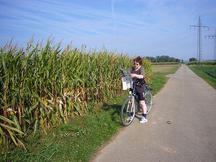 Vroni beim Studieren der Karte, sie traut meinem GPS nicht ;-)