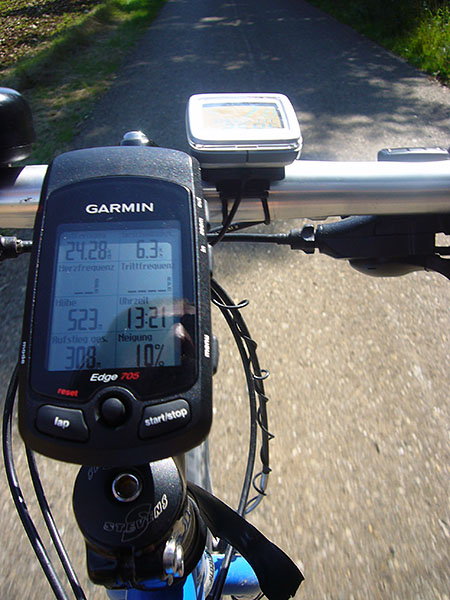 Auf jeden Fall geht es steil bergauf. 10 % waren nur der Anfang, bei 18 % konnte ich nicht mehr fahren und gleichzeitig fotografieren ;-)