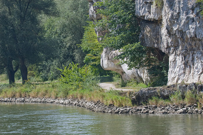 Von der Donau zu früheren Zeiten ausgewaschene Felsgruppierung