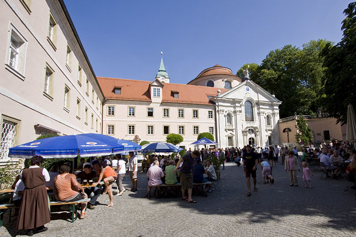 Der bewirtschaftete Innenhof des Klosters