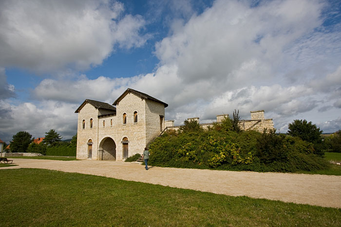 Das R&ouml;merkastell Biriciana mit dem Nordtor und den R&ouml;mischen Thermen