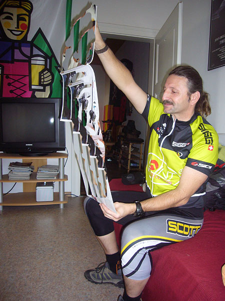 Vor der Ausfahrt, Carlo studiert die Karte ...