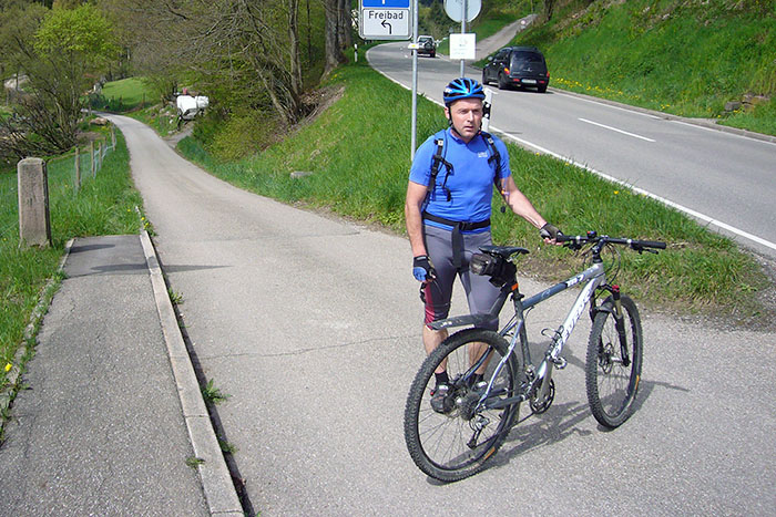 Am Ortsausgang von Bad Herrenalb, hier wartet der erste Anstieg