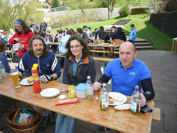 Beim Maihock des CVJM wurden wir nett zu W&uuml;rstchen, Kaffe und Kuchen eingeladen