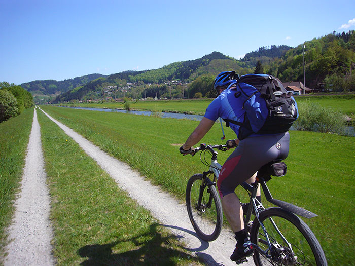 Auf dem Hochwasserdamm vor Gengenbach