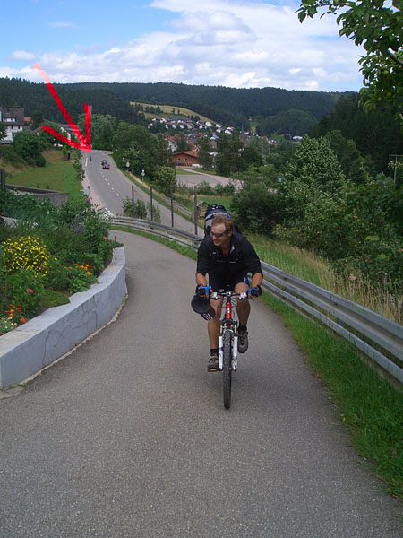 Christian kommt ins Ziel, ganz hinten beim Pfeil sind Jochen und Carlo