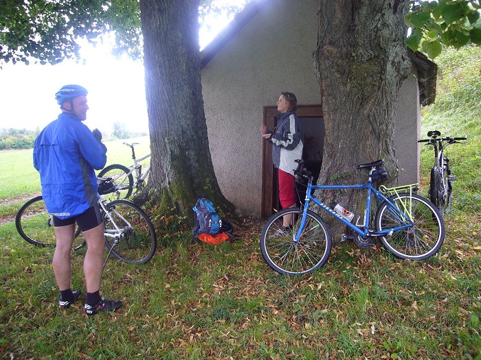 Eine Kapelle dient als Regenschutz