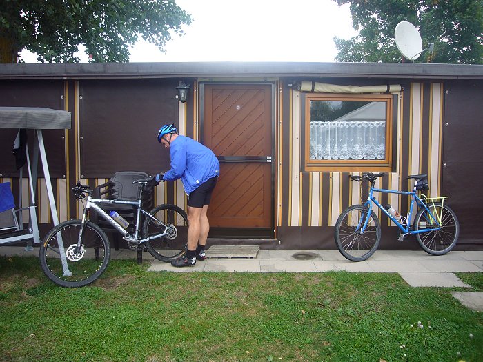 Reinhard vor unserem Domizil, fertigmachen zur Abfahrt