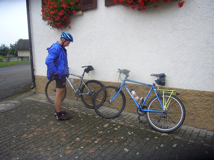 Sch**ss Wetter, Anziehen der Regenjacken