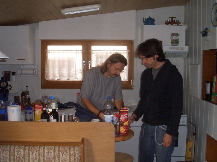 Carlo und Axel beim Fr&uuml;hst&uuml;ck vorbereiten