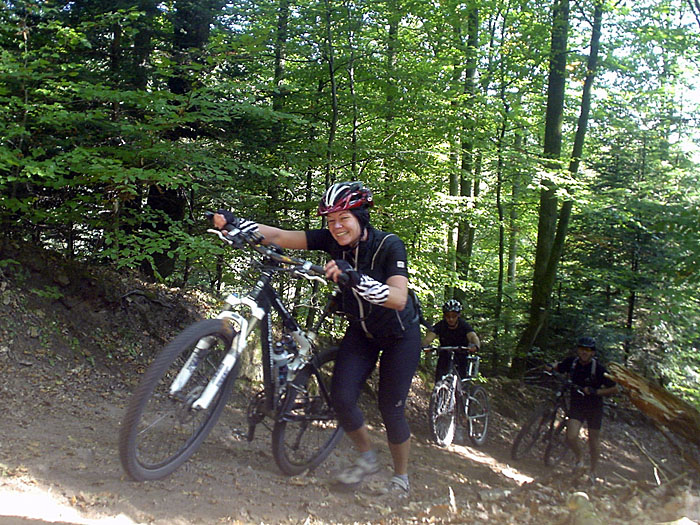 Steiler Berg, aber Janine lacht trotzdem ;-)