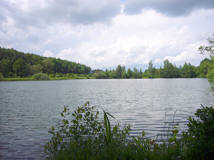 Einer der zahlreichen Seen an der Strecke