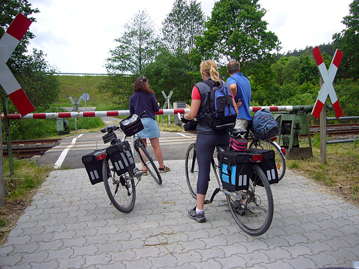 Kurzer Halt an der Bahnschranke