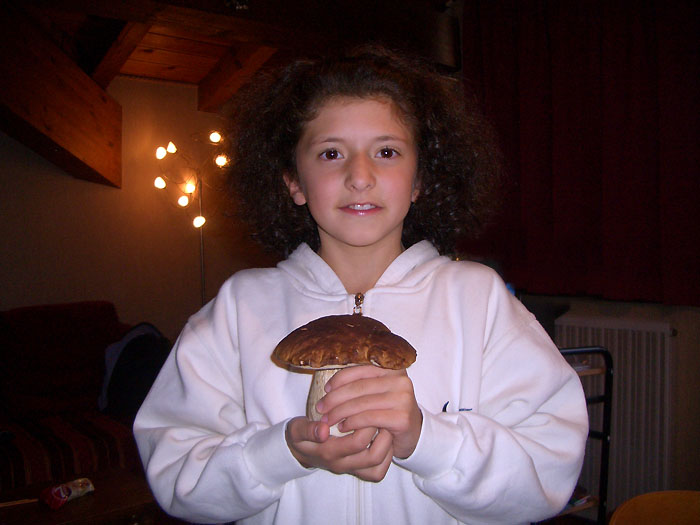 Larissa mit einem der Steinpilze