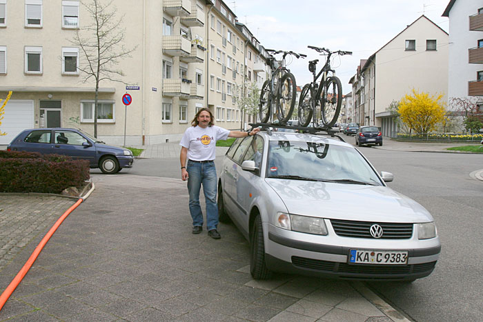 Die R&auml;der sind auf dem Dach festgeschnallt, los geht's