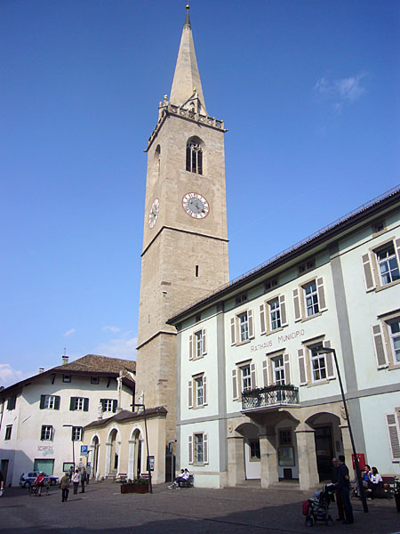 Kirche und Rathaus von Kaltern