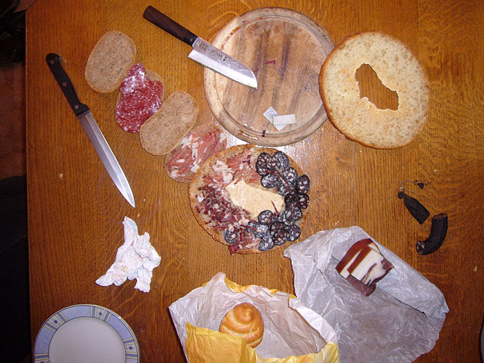 Reini schmiert Brote f&uuml;r unterwegs