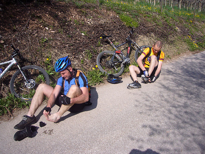 Ausziehen der nassen Socken ...