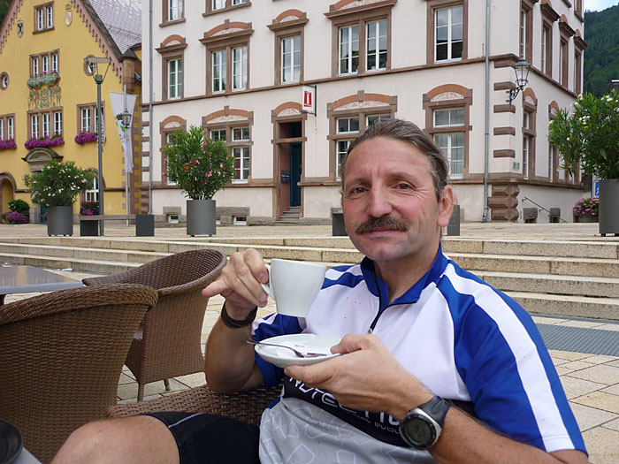 Und einen Cappu zum Aufw&auml;rmen - wichtig ist der abgespreizte Finger ;-)
