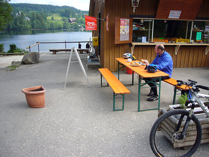 2. Fr&uuml;hst&uuml;ck an einem Campingplatz am Titisee