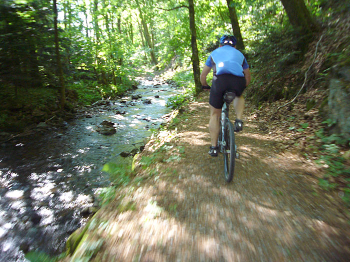 Schneller Trail an der Glotter entlang