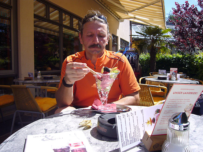 ... und Eis (aber warum schaue ich dann so ernst?)