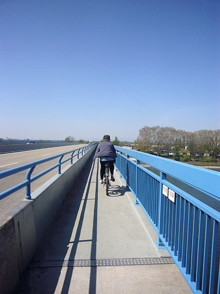 Auf der Rheinbr&uuml;cke bei Germersheim