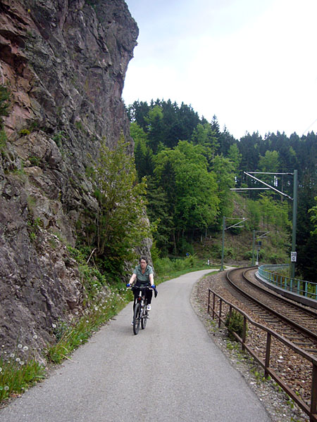 Die Strecke f&uuml;hrt immer mehr oder weniger nah an der Bahnlinie entlang