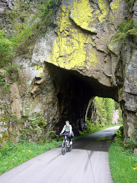 Vroni schie&szlig;t durch den Tunnel