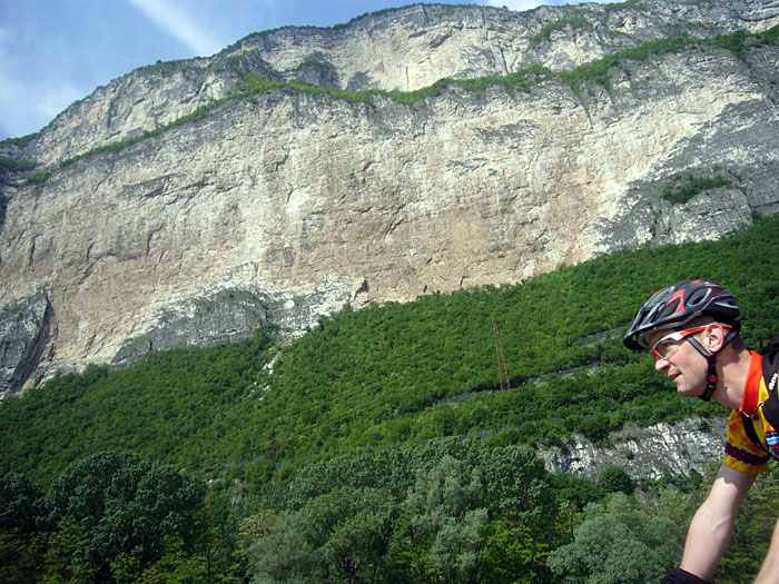 Gewaltige Felsw&auml;nde begrenzen das Tal