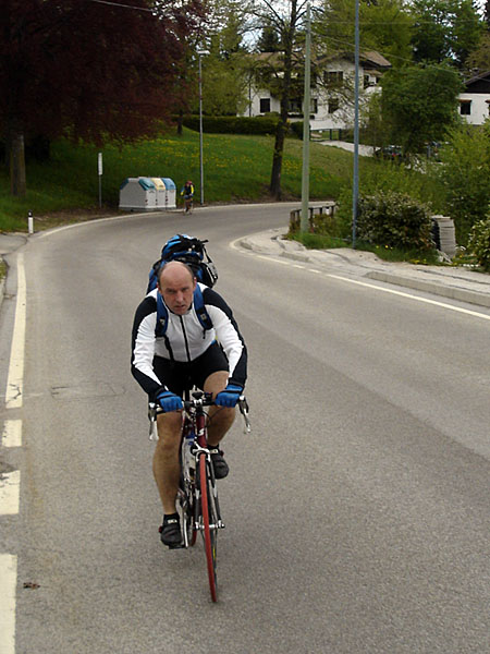 Ausgepumpt ist er wieder mit Brille (in der Tasche) zur&uuml;ck