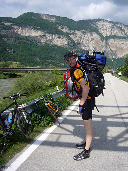 Bj&ouml;rn ist so nett, und &uuml;bernimmt unser Gep&auml;ck auf dem anstehenden Anstieg ;-)