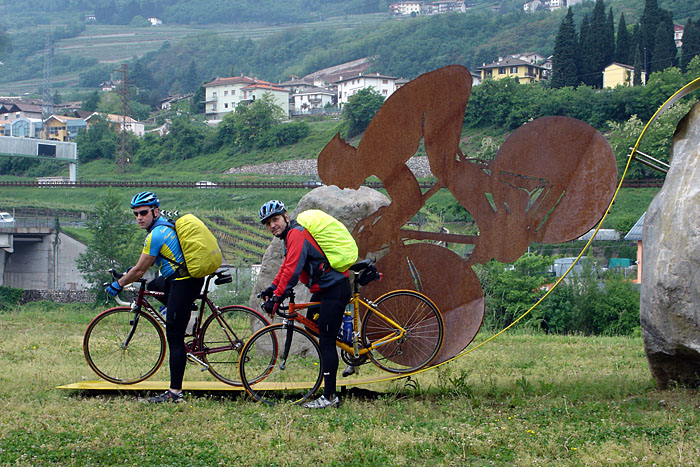 Radfahrer-Denkmal (der rostige Kamerad ist gemeint)