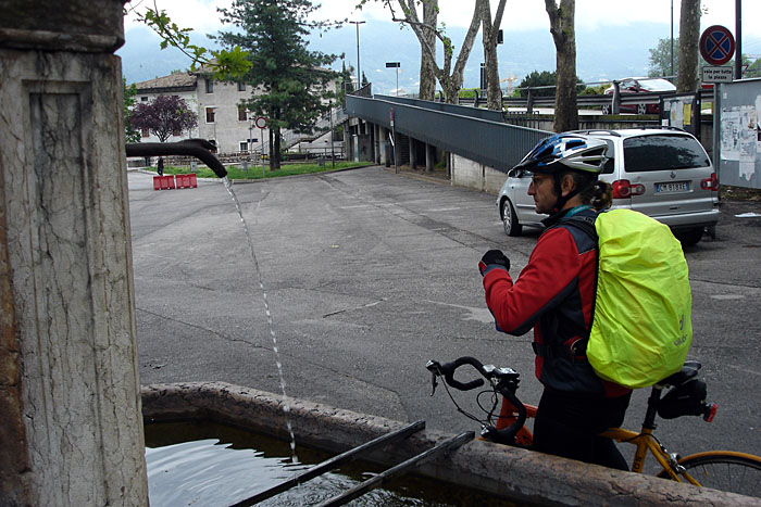 Wasser wird am Brunnen nachgef&uuml;llt