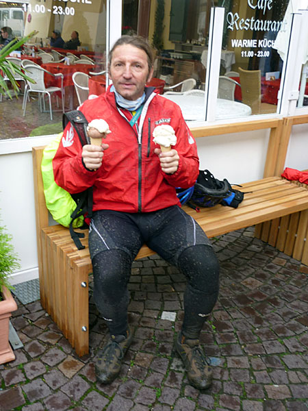 In Kaltern ist es wieder warm genug f&uuml;r Eis, auch wenn wir wie Schweine aussehen ;-)