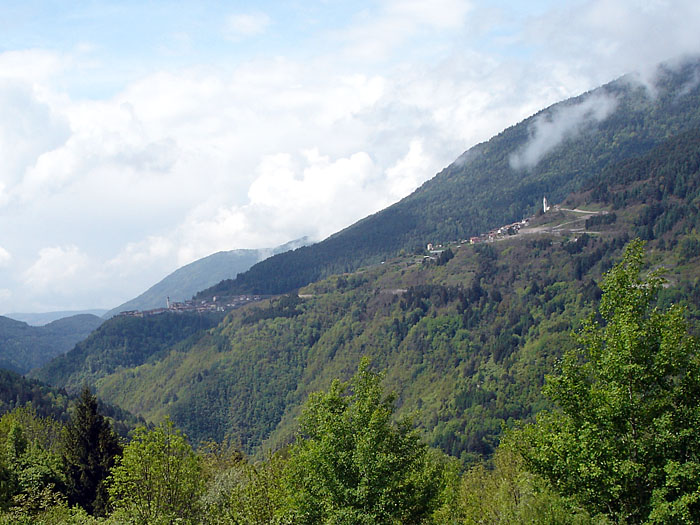 Blick auf ein Bergdorf