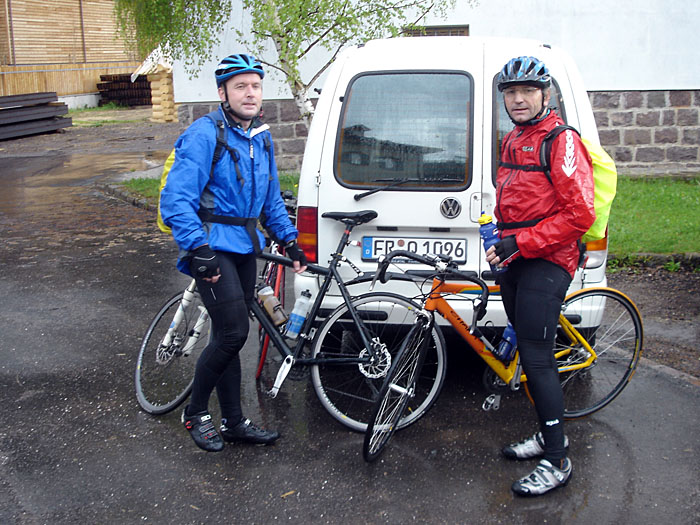 Nass bis auf die Haut und verfroren erreichen wir endlich das Auto