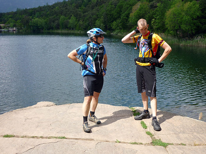 Am gro&szlig;en Montiggler See bewundern wir ...