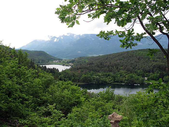 Blick auf den kleinen und gro&szlig;en Montiggler See