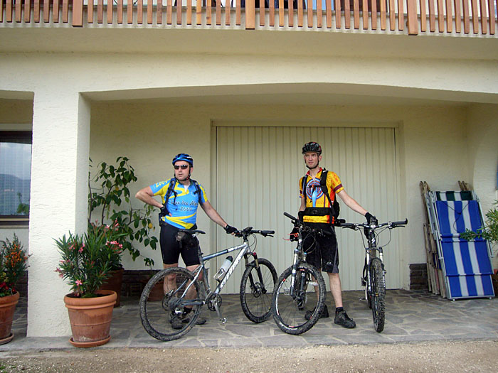 Den ersten Schauer &uuml;berstehen wir unter einem Balkon