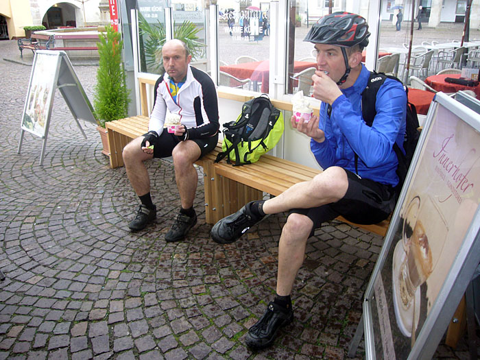 ... danach gibt es Eis bei Innerhofer