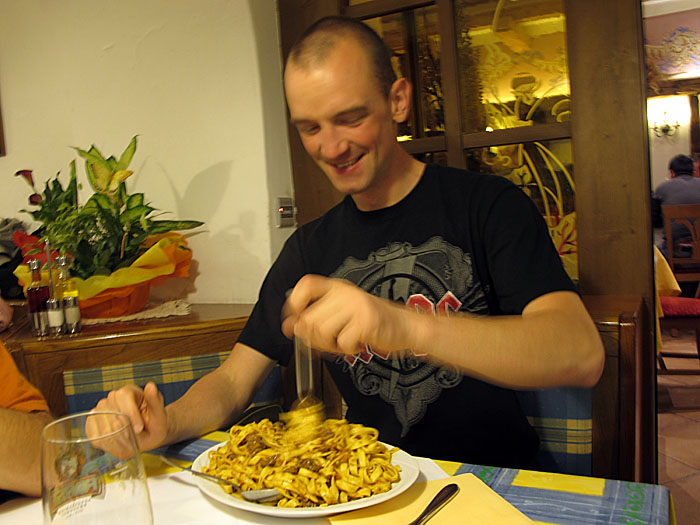 Bj&ouml;rn bei der Vorspeise ...