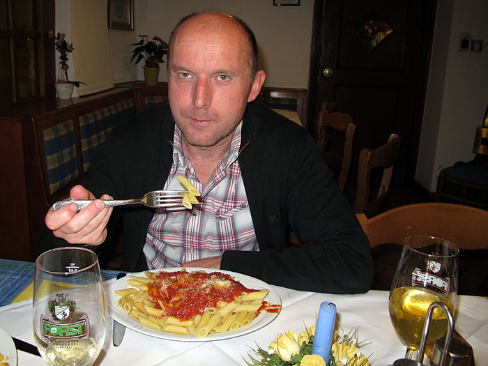 Reini fallen beim Essen schon fast die Augen zu ;-)